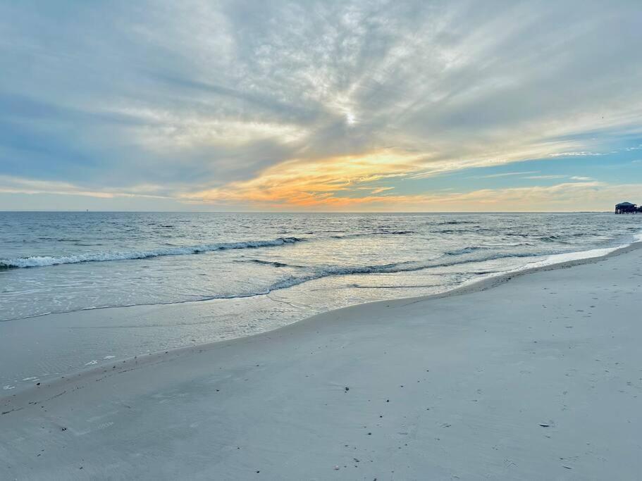 Pet Friendly Tranquil Cottage With Fire-Pit And Seasonal Hot Tub Sept-March Minutes To Beaches Dauphin Island Exterior photo